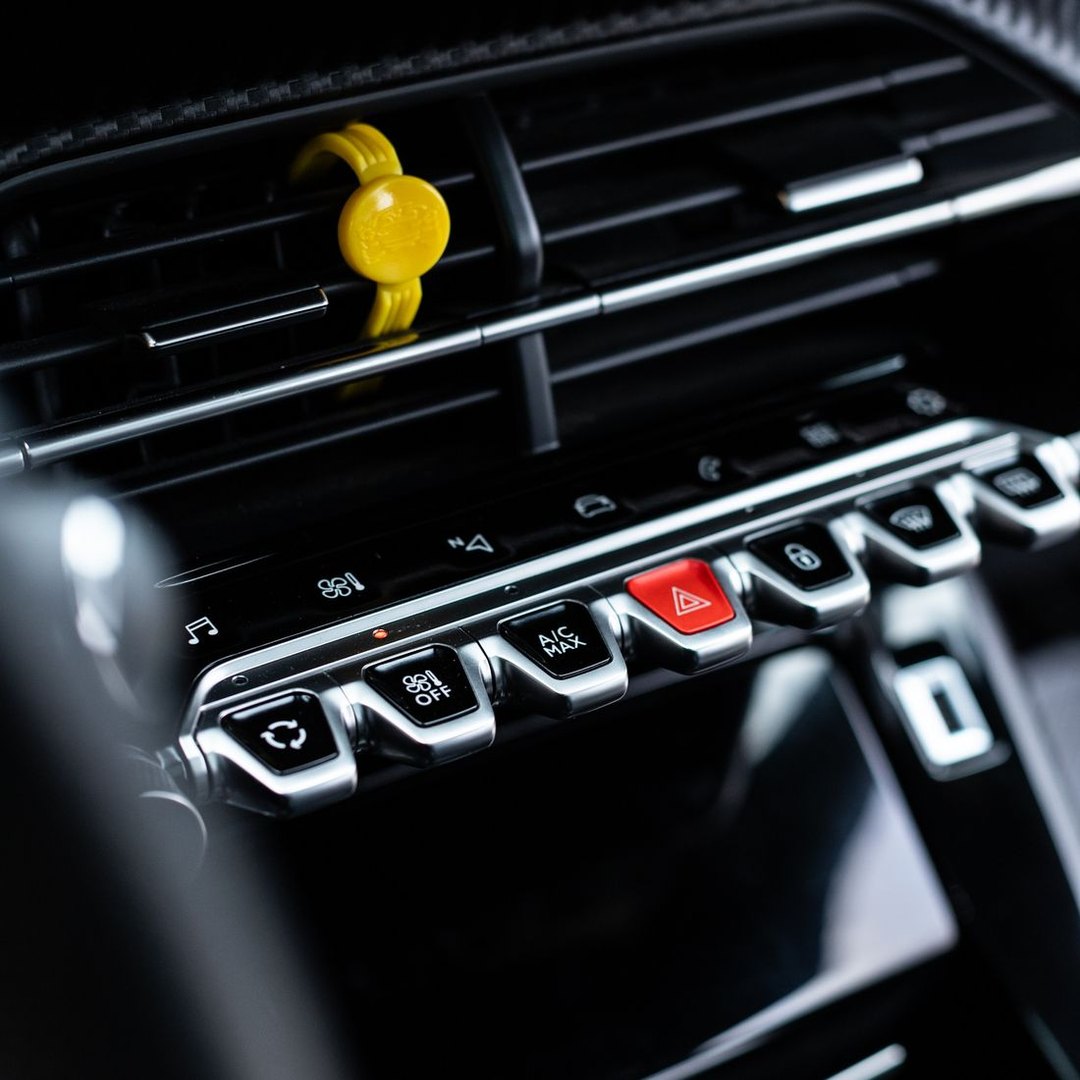 Central Locking Not Responding, How to Find the Fault central locking not responding, the dashboard switches including the door lock button